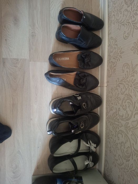 Отдам вещи куртки шапочки