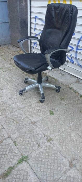 Продавам Офис стол и Плетен стол