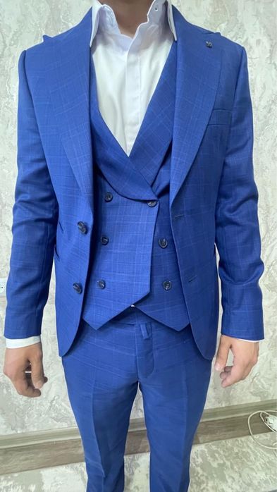 Продам синий костюм