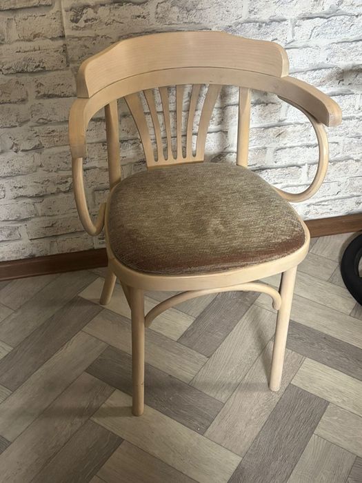 Продам 4 стула кресла, 2 мягких стула