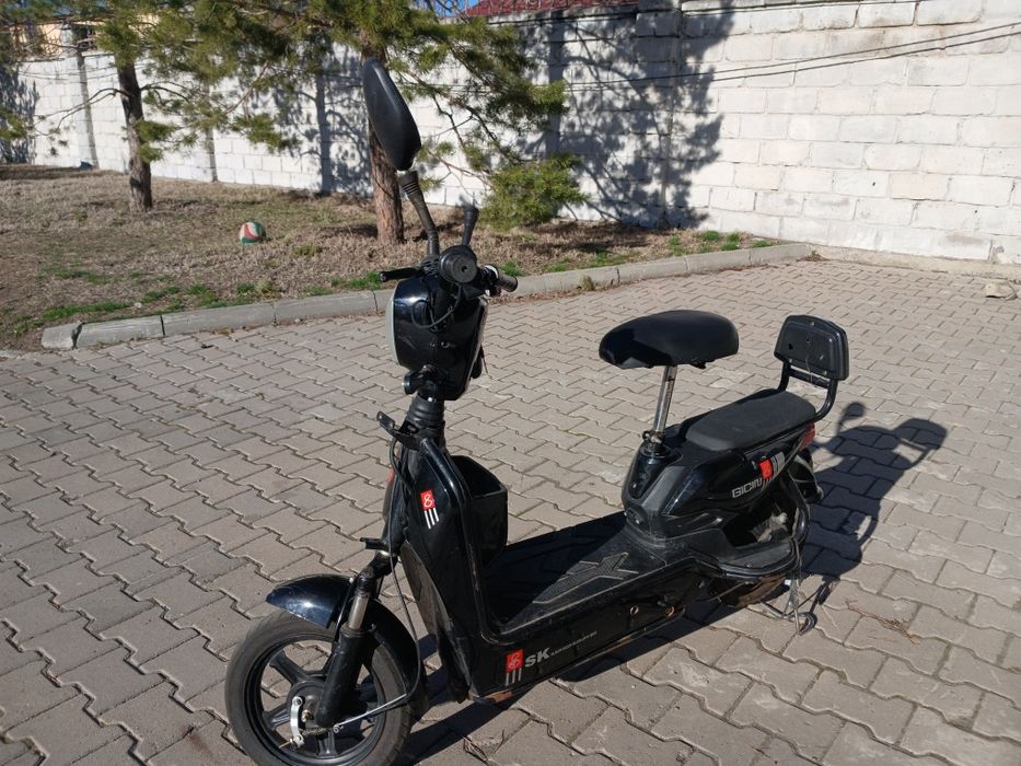 Продам электроскутер ск8