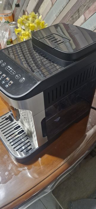 Продавам Delonghi Magnefika evo