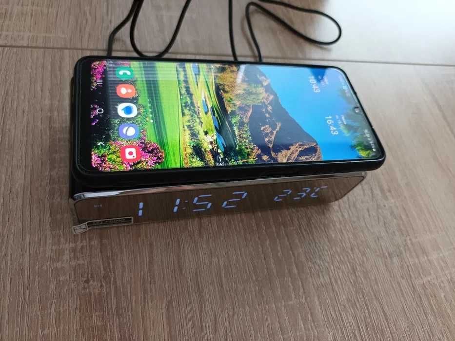 Часовник, с безжично зарядно за телефон, термометър, будилник