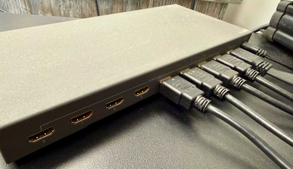 Pachet de 4x Monitoare LG UltraWide + Suport Profesional + HDMI Splitter 8 ieșiri + Birou