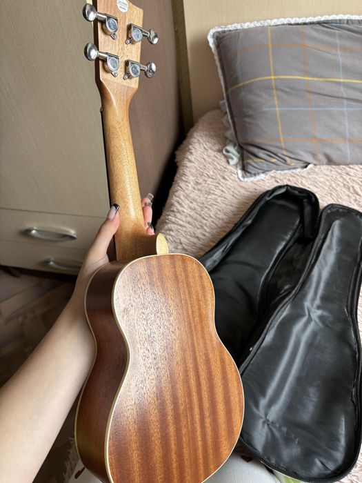 Продам укулеле с чехлом