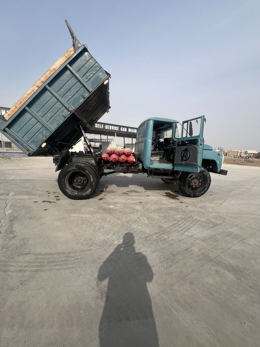 Самасвал зил сотилади.