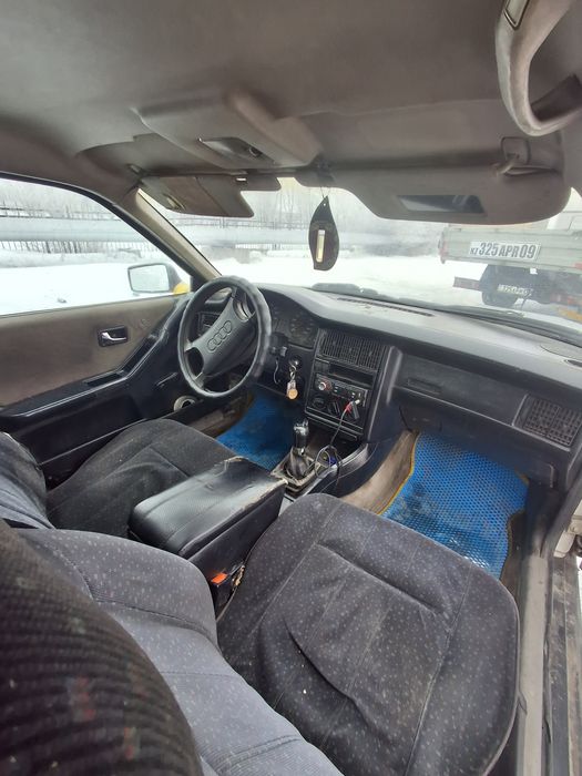 Автомобиль ауди 80