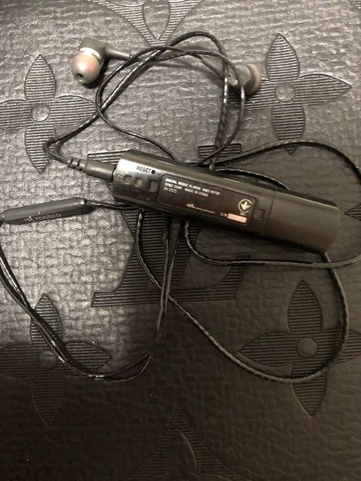 Assalom alekum Mp3 player Sotiladi Sony Walkman