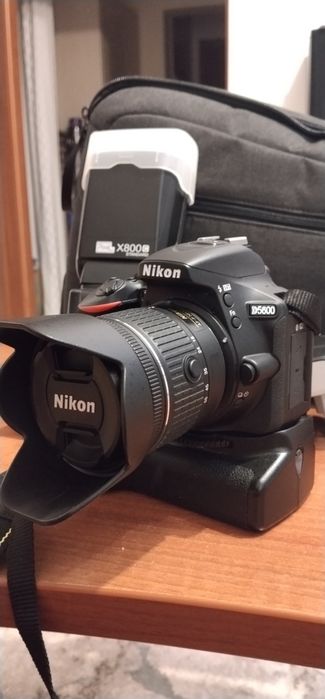 Kit Foto Complet Nikon D5600 – Obiectiv 18-55mm + Grip + Bliț + 3 Acumulatori + Accesorii