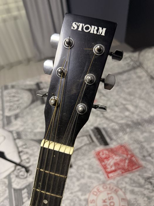 Продавам акустична китара STORM в черен цвят.