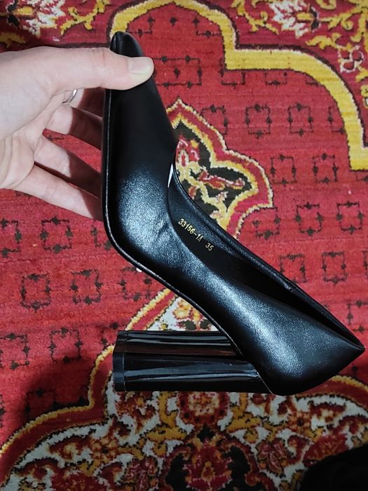 Продаются туфли на каблуках.