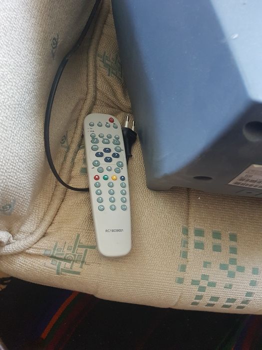 Продава се малък цветен телевизор  Philips с дистанционно