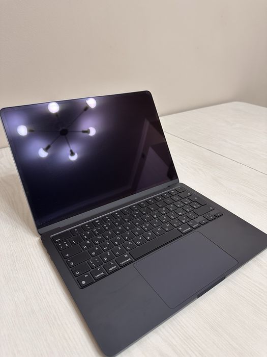 MacBook Air M2 13.6” 16GB / 256GB Midnight