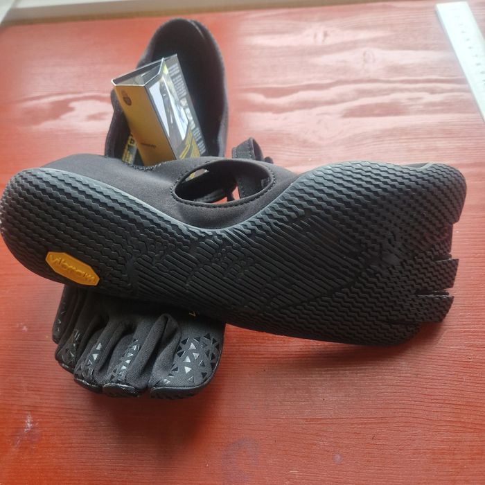 Продам босоногие, пятипалые балетки vibram 25000тг.