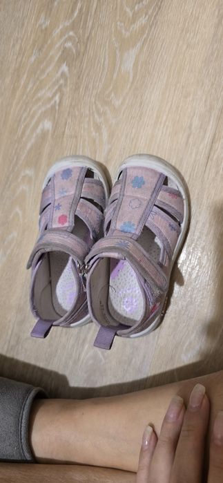 Кожаные кроссовки и сандалии для девочки 25 размер