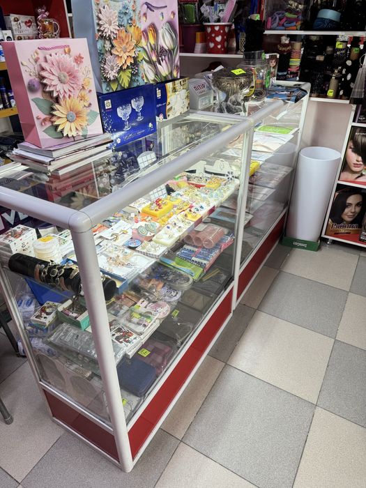 Полки, шкафы и витрины.