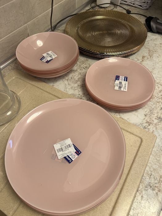 Нов комплект чисто нови чинии сет за 6 човека 18бр