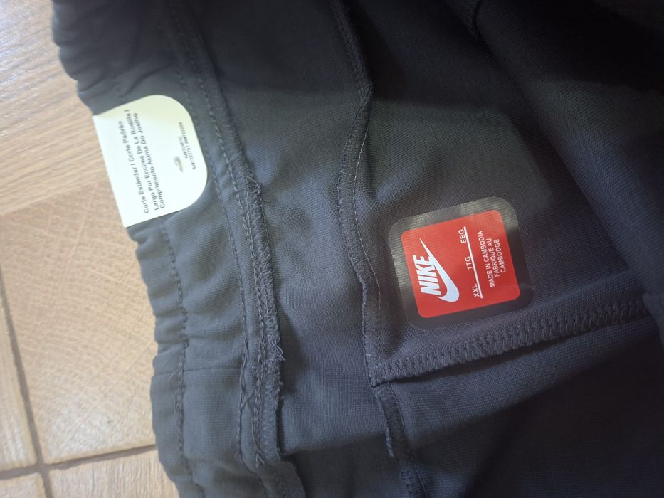 Pantaloni Nike pentru bărbați ,nou cu etichetă,de culoare gri