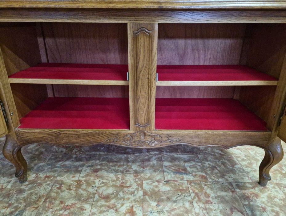 Дъбова витрина изработена във френският стил "ЛУИ XV"