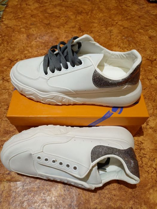 Кроссовки женские новые