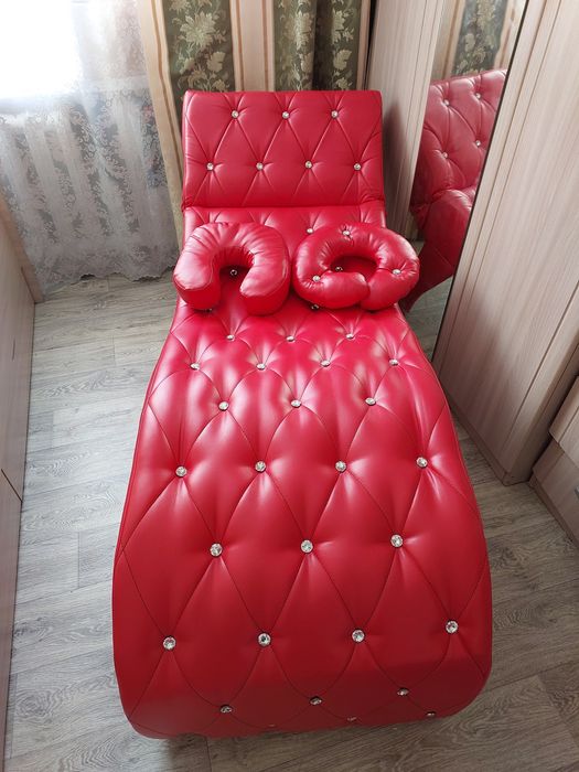 Продаётся: Зеркало, Кушетка, Этажерка.