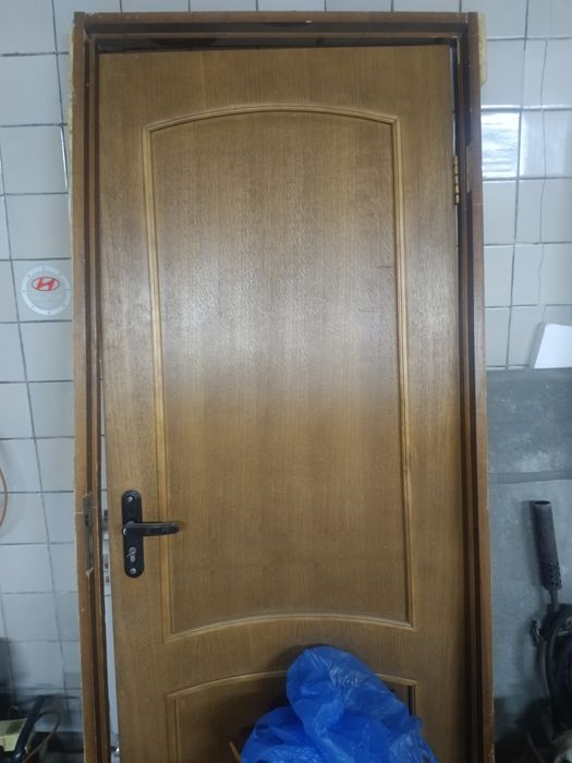 Продам дверь деревянную 0,8м * 2м б/у