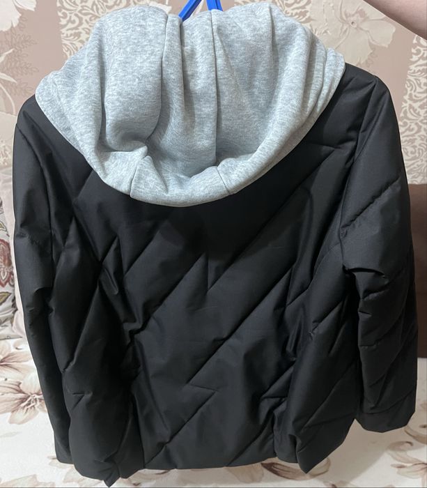 Демисезонная куртка с капюшоном