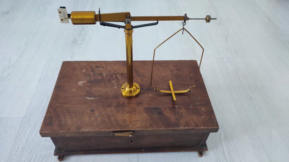 Balanță hidrostatică veche pentru măsurarea densității – alamă, cutie lemn din familia balanțelor Mohr–Westphal / specific gravity balance.