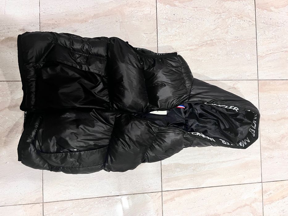 Moncler Елек в черен цвят