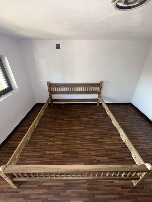 Pat matrimonial din lemn masiv de nuc – lucrat manual