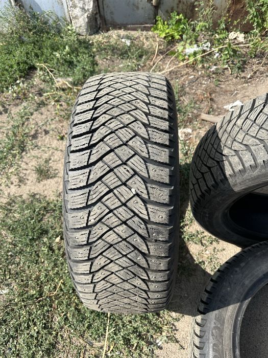 Продам колеса зимнее Goodyear шипы