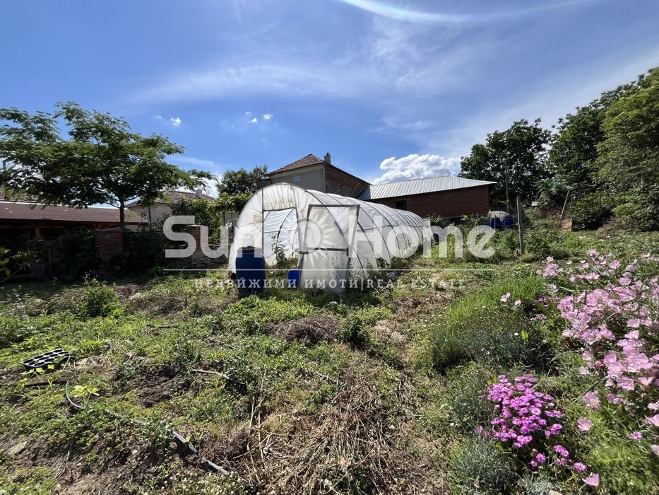 Продава се селска къща с голям двор в село Левка, област Хасково.