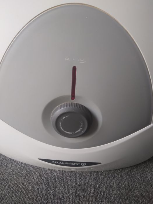 Vând boiler electric Ariston.