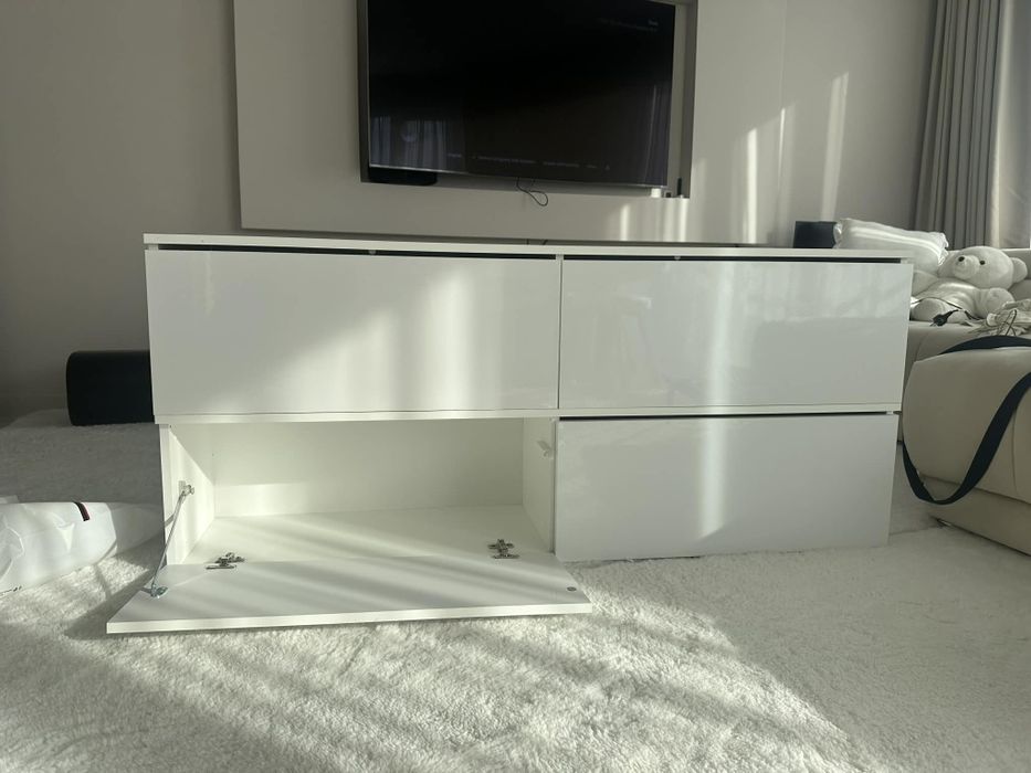 Тв шкаф , бял лак , пуш бутон