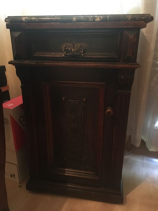 Старинни мебели от дърво