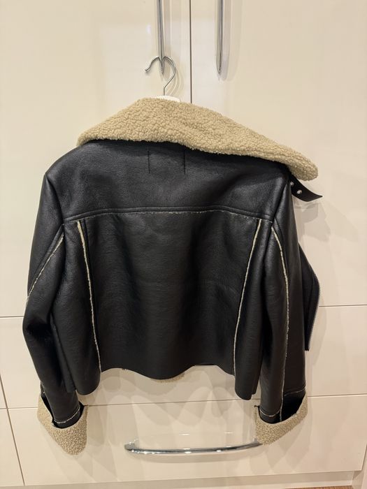 Късо кожено дамско яке Stradivarius М