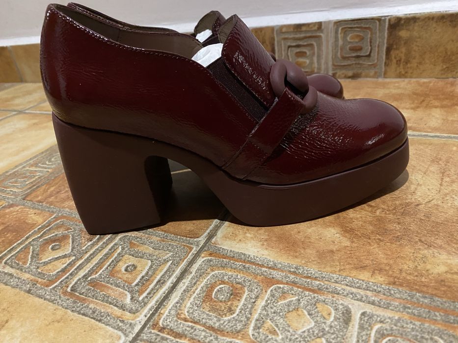 Обувките са нови.Снимала съм по -принцип колко струват в снимките