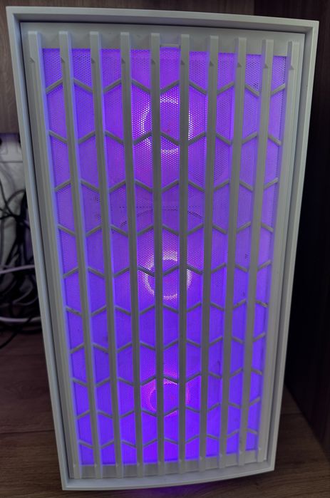 Белый игровой компьютер RX5600