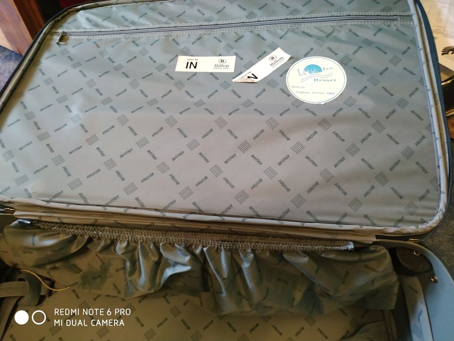 Продаю большой чемодан.