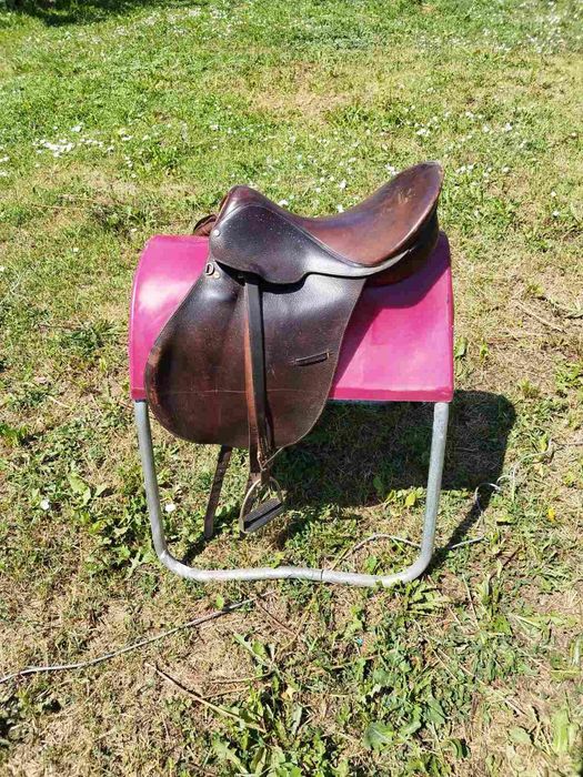 Английско седло със стремена