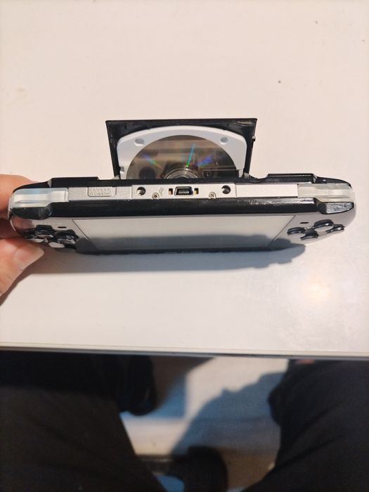 Vând un psp mini cu 3 jocurii