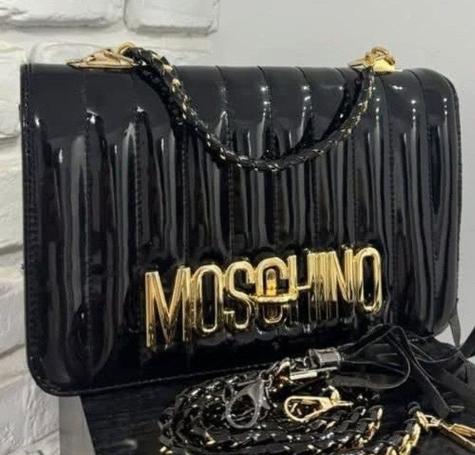 Geanta damă model lacuit, curea detasabila umăr, logo metalic auriu