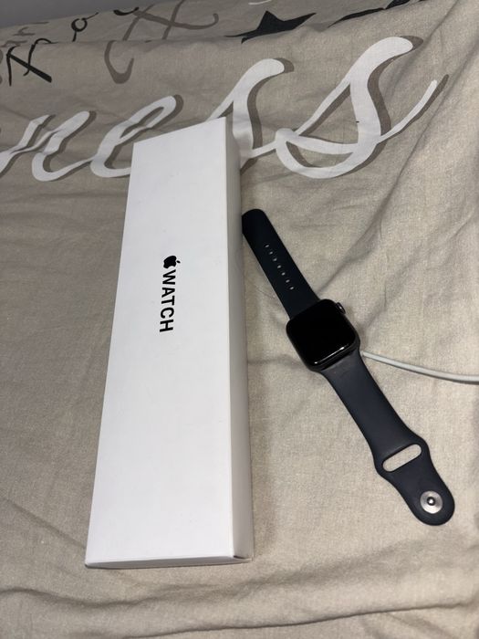Продам часы Apple Watch SE