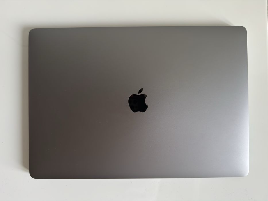 MacBook Pro 15” 2019 – i7 6-core, 16GB RAM, 256GB SSD