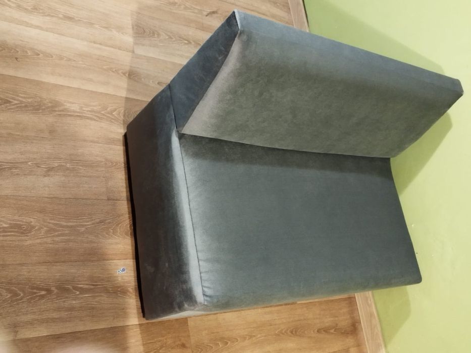 Vând canapea pentru 2 persoane din catifea gri