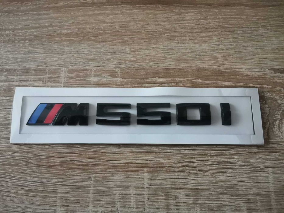 BMW М550i черна емблема малък размер