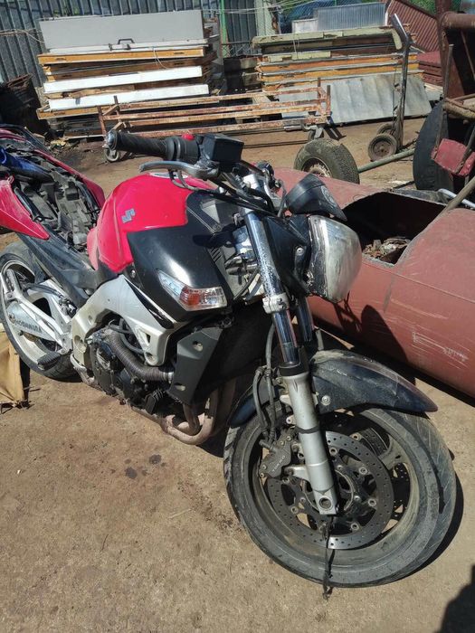 Suzuki GSR на части