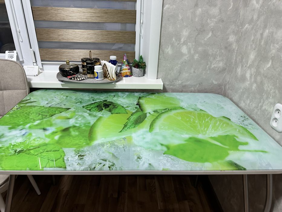 Продам стеклянный стол б/у