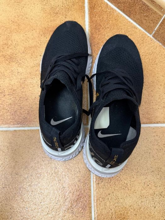 Adidași Nike negri