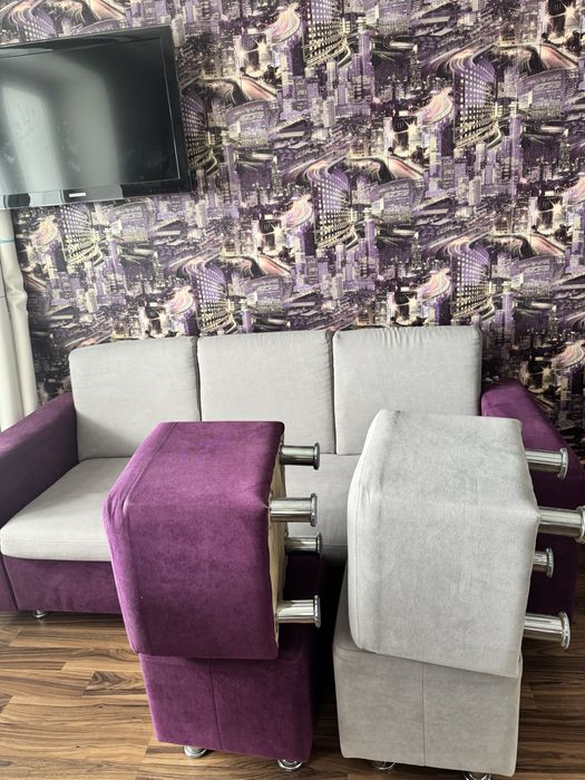 Продам диван с пуфиками